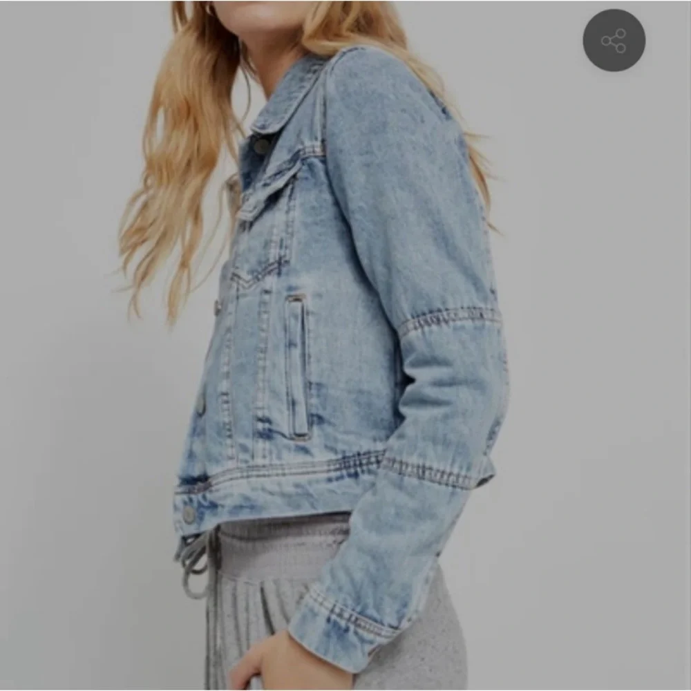 Free People Rumors Light Wash Denim Jacket XS Cropped Jean Jacket - Picture 5 of 7
